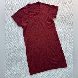 Lululemon Swiftly Tech Short Sleeve Crew in Black/ True Red Size 4